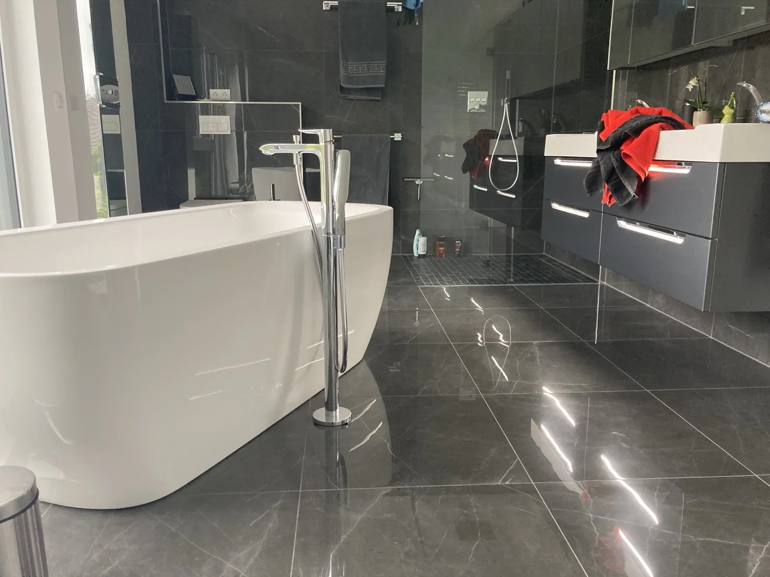 Komplett saniertes Badezimmer mit freistehender Badewanne