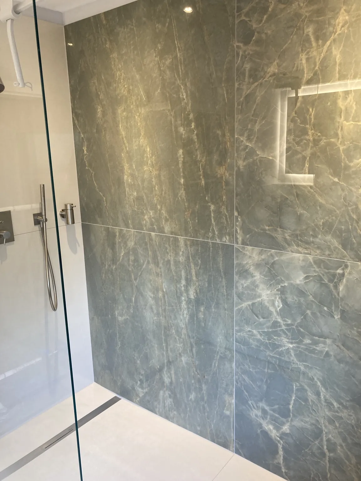 Bodengleiche Dusche mit Natursteinoptik