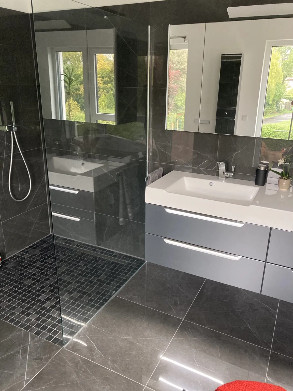 Modernes Badezimmer mit Doppelwaschtisch und bodengleicher Dusche